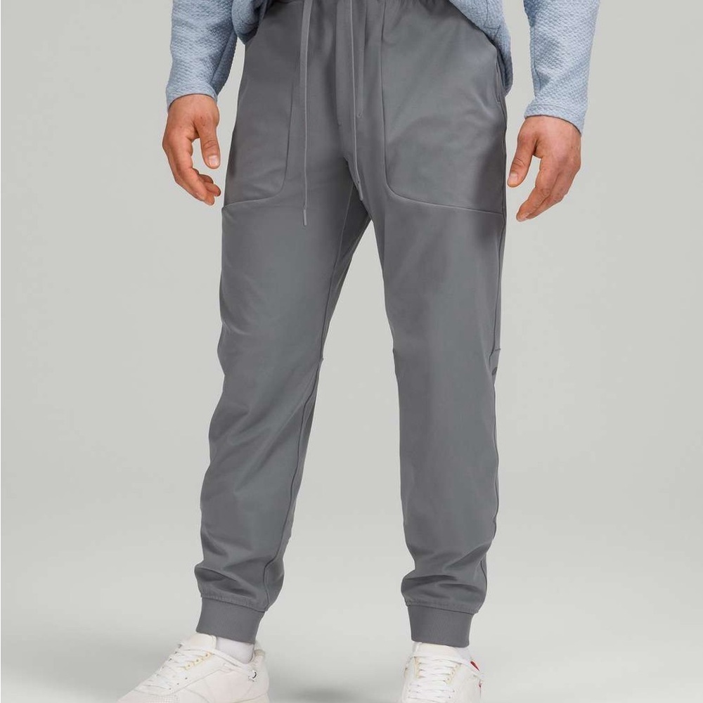 Lululemon ABC Jogger
Shorter Length *Warpstreme
Asphalt Grey